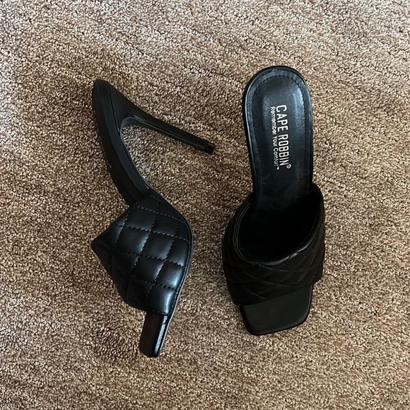 Size 8 black heeled sandal - Picture 2 of 3